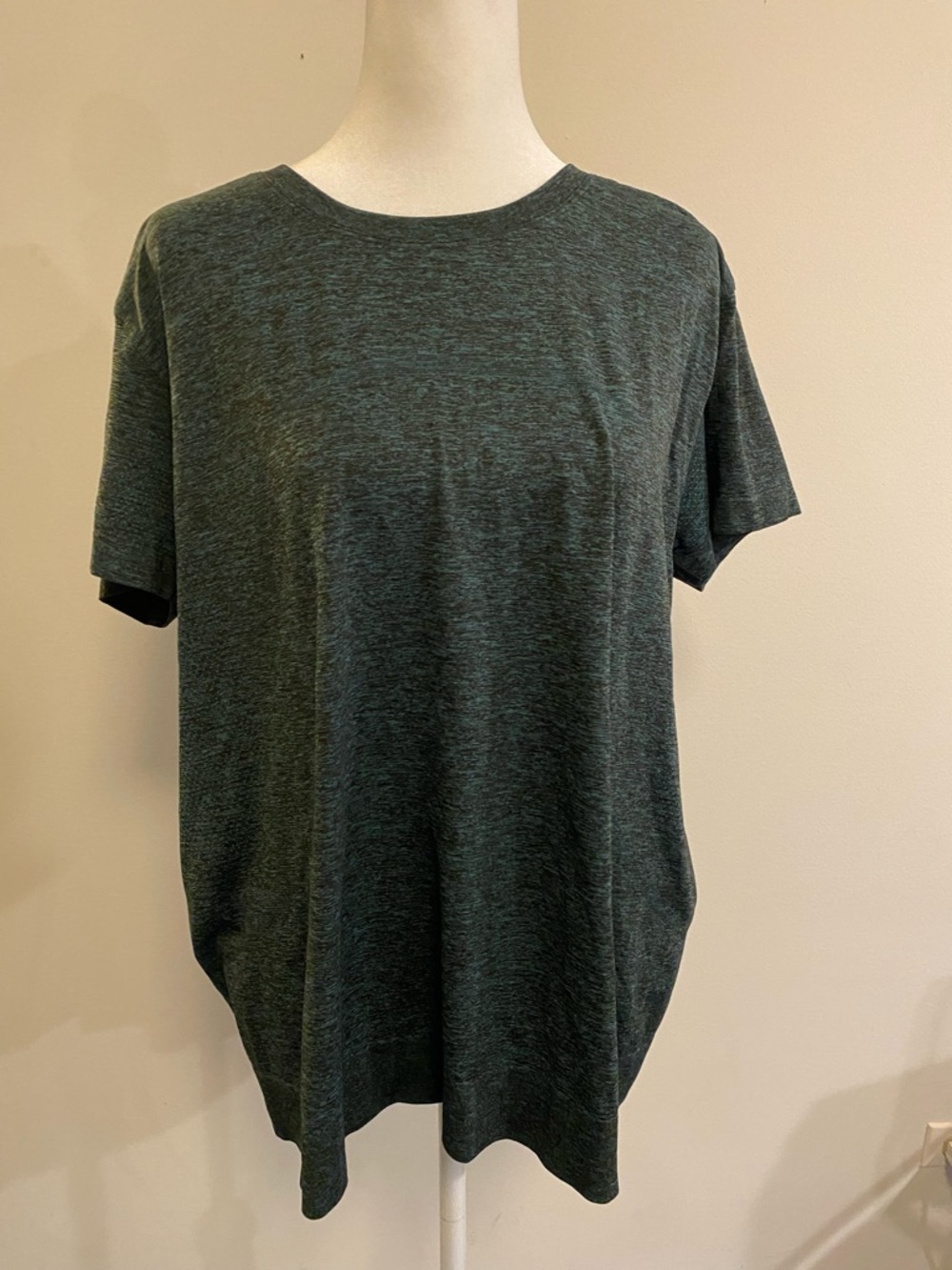 Lululemon Heathered Dark Green Short Sleeve Tee size X Large